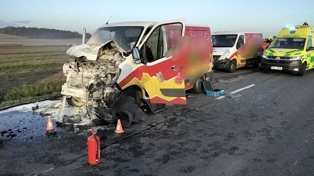 Auto začalo po hromadné nehodě na Olomoucku hořet. Požár uhasili řidiči
